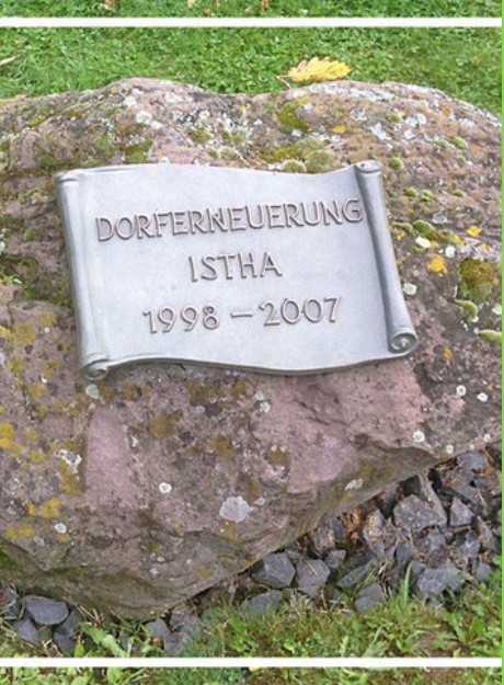 Gedenkstein zur Dorferneuerung in Istha 1998–2007